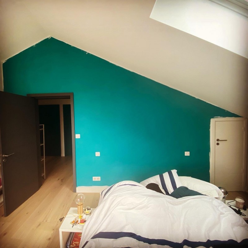 Décoration de chambre avec habillage d’un mur complet à Toulouse