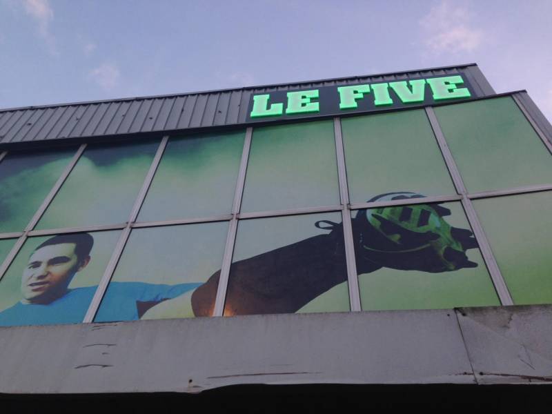 Enseigne lumineuse lettre relief pour le Five à Paris